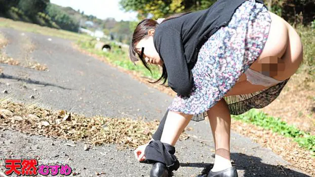 素人むすめの初めての露出 〜人目もはばからず感じちゃった〜 百瀬じゅり