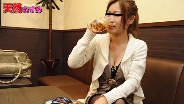 泥酔娘のパイパンワレメ酒に乾杯! 桐島れい