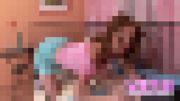 お姉さまケーテ　ミニスカから見えるパイパンまんこ