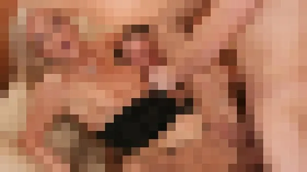 金髪熟女の両穴同時挿しに絶頂！