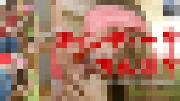 さぁこれはキャンディー？それともちんぽ？放尿シーン付き/キャンディーとチンポを両方しゃぶる欲張り娘