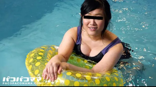 競泳水着を着ててもわかるほどの巨乳妻