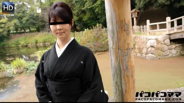 色白で美巨乳な喪服妻