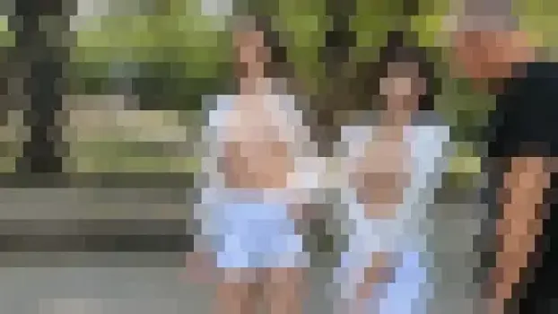 2人のセクシーな美女であったばかりのちんぽに夢中