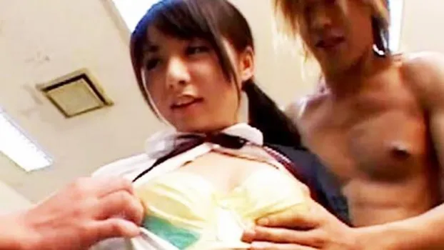 人物不明｜まんぐり返しで大量潮吹きしちゃう!女子校生スタイルで教室3Pで壊れるくらいおまんこハメてぇ!