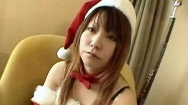 カメラの前で彼氏とエッチ、いつもと違う状況に興奮しながらサンタコスで中出しセックス