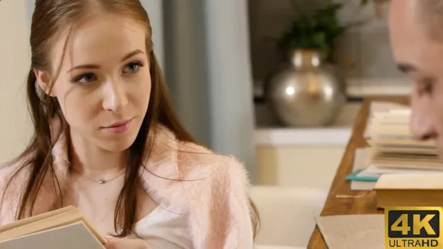 美女がノーパンミニスカで読書する【4K高画質】