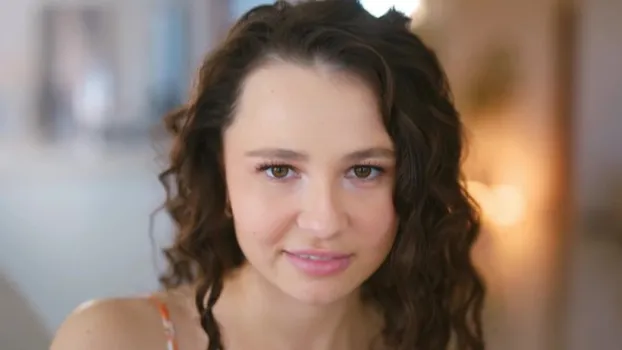 人物不明｜透き通る黒髪白人美女【4K高画質】